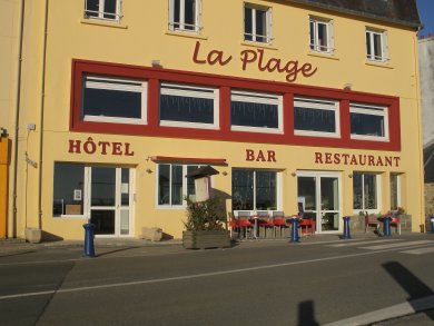 http://www.presquile-crozon.com/hotel-de-la-plage/photos/facade.jpg