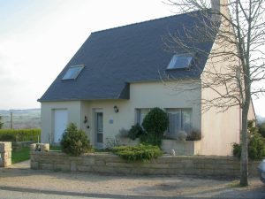 Crozon - Maison � l'Aber - Vue de l'entr�e (vue sur mer de l'autre c�t�)