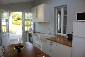 Crozon - Maison Cornic � Morgat - cuisine et entr�e/acc�s jardin