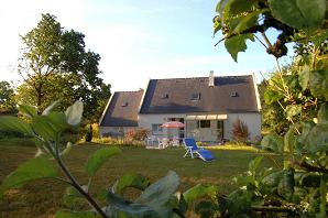 Crozon - Maison impasse Coz Douar - Cour � l'arri�re avec v�randa et jardin