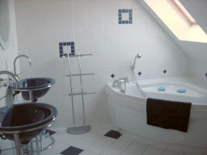Camaret - Maison all�e des Ch�nes - Grande salle de bains � l'�tage