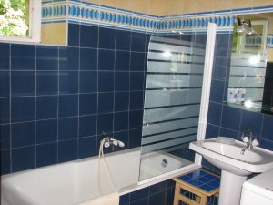Crozon - Maison jaune - Salle de bains au RdC