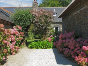 Crozon - Maison jaune - Parking devant la maison