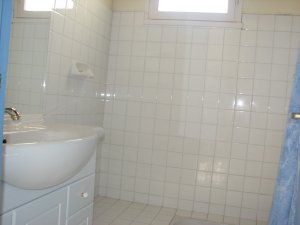 Crozon - Maison des Hortensias - Salle d'eau avec douche au rez-de-chausse