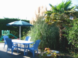 Lanveoc - A Lanv�oc, en famille� - La terrasse derri�re la maison
