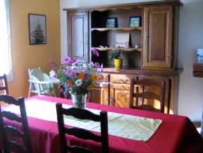 Lanveoc - A Lanv�oc, en famille� - La salle � manger, face � la cuisine