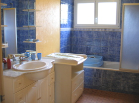 Lanveoc - A Lanv�oc, en famille� - La salle de bain, avec baignoire