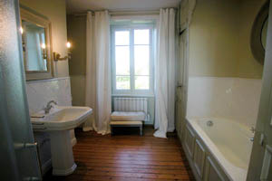 Telgruc - Maison TREZ BIHAN - Salle de bain avec baignoire, douche et wc