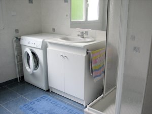 Crozon - T3 � Morgat (n�21) - Salle de bains avec douche et lave-linge