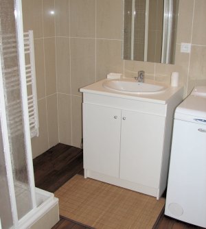 Crozon - T3 � Morgat (n�24) - Salle d'eau avec douche et lave-linge