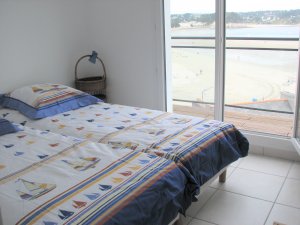 Crozon - T3  Morgat (n33) - Chambre avec 2 lits 1 place donnant sur la plage