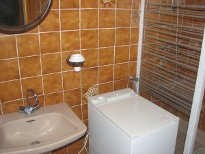 Crozon - Penty de Kerguill� - Salle d'eau avec douche + lave-linge