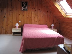 Crozon - Penty de Kerguill� - Chambre lit 2 places � l'�tage