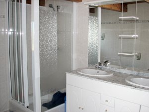 Crozon - Penty de Kervneur - Salle d'eau avec douche