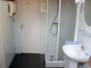 Telgruc - Penty � Luz�oc - La salle d'eau avec douche