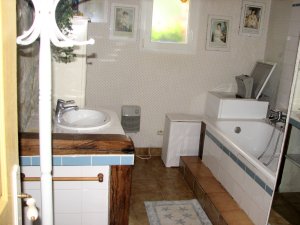 Crozon - Ti Glaz Bihan - Salle de bain avec baignoire et LL
