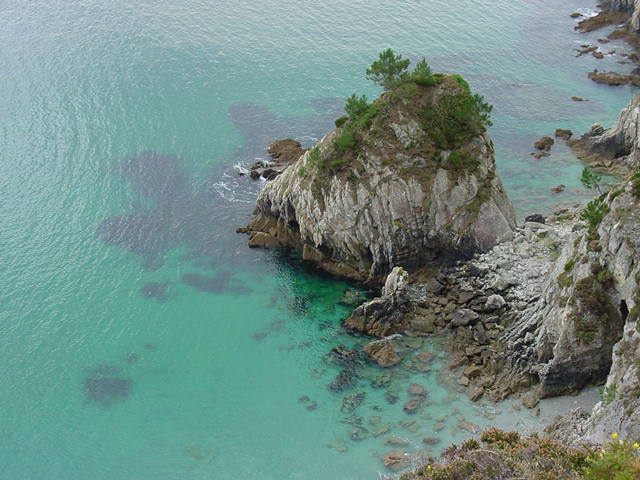 CROZON, Morgat, Presqu'ile de Crozon Finistre, en Bretagne, les eaux claires du site naturel de l'Ile Vierge, la crique...