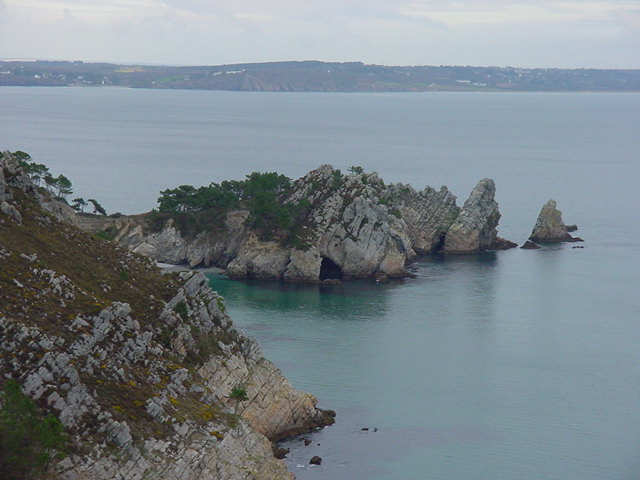 CROZON, Presqu'ile de Crozon Finistre, en Bretagne, le site naturel de l'Ile Vierge, ses roches, sa crique, les falaises, les pins et la lumire....