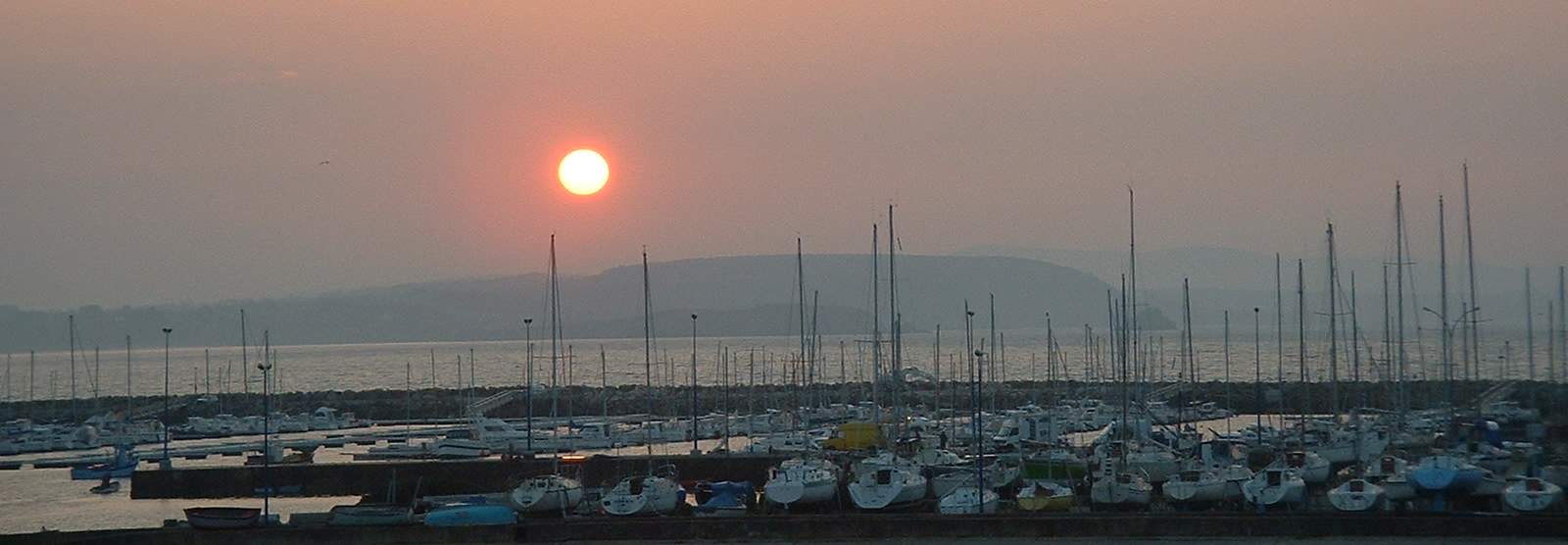 Morgat Presqu'ile de Crozon, soleil levant, port de plaisance, Finistere