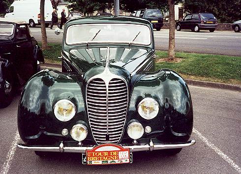 Crozon-Morgat, vhicule ancien, une bien belle DELAHAYE des annes 50