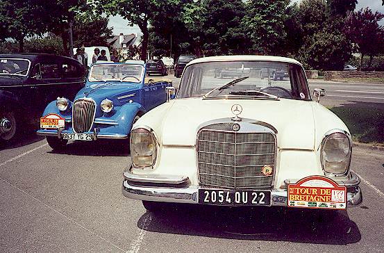 Crozon-Morgat, voitures de collection, MERCEDES 220 et cabriolet bleu SIMCA des annes 50