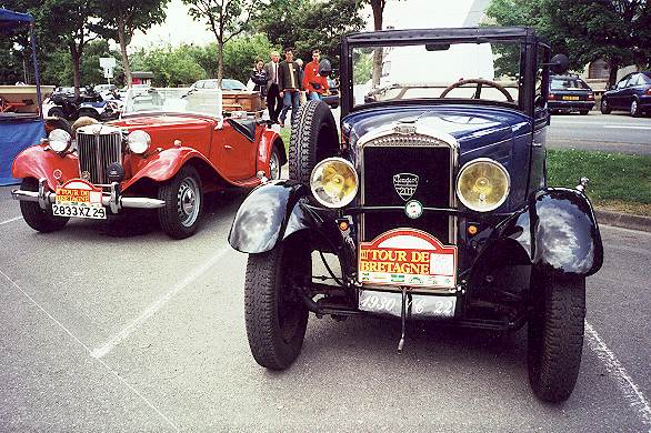 Crozon, Morgat, photo de PEUGEOT 201 et MG TD de 1951