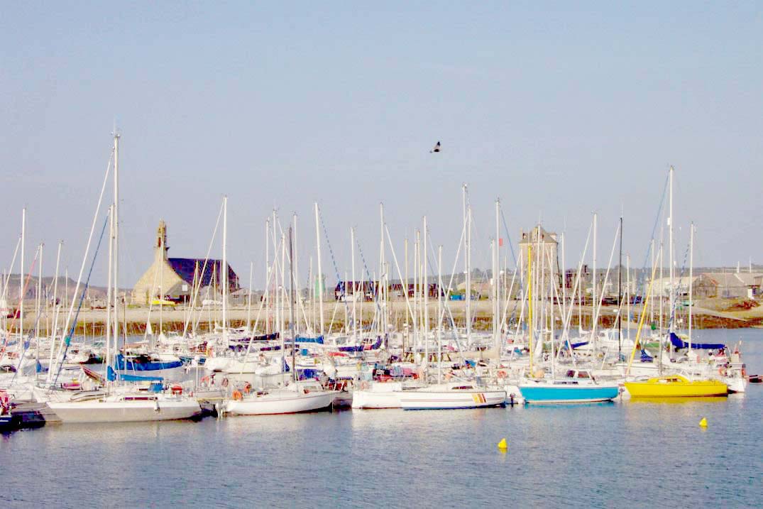 CAMARET Finistre, Port de plaisance et en fond la belle chapelle de Rocamadour - Presqu'le de Crozon