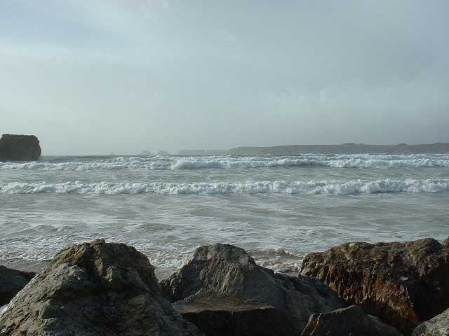 Presqu'ile de Crozon, Finistere, plage de Goulien, au fond, les Tas de Pois, Camaret