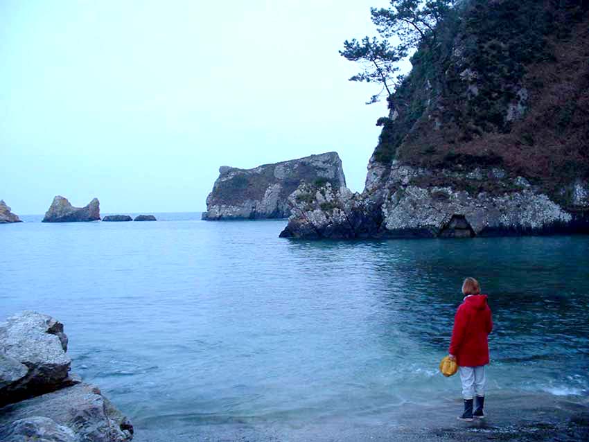 Morgat, Presqu'le de Crozon, la toute petite plage au fond du port de plaisance