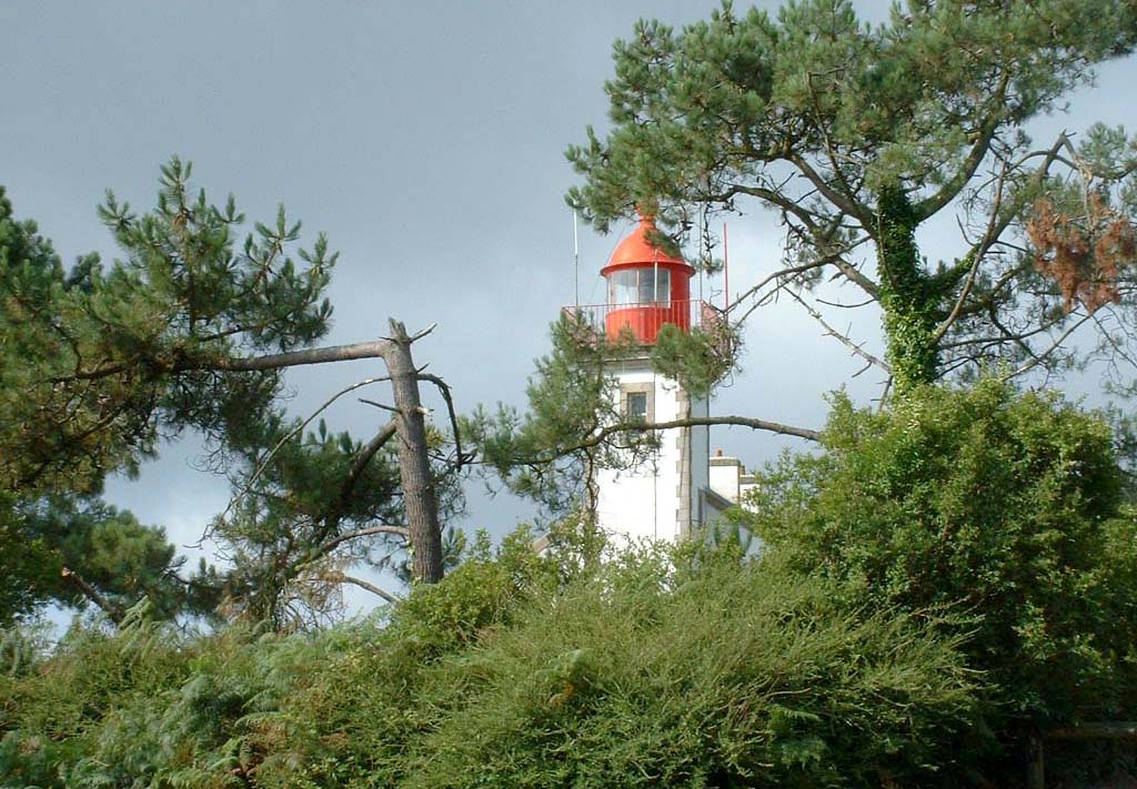 Morgat : Le phare dans les pins, au sommet de la pointe du Kador, dominant le port de plaisance et la baie de Morgat