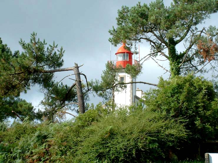 Morgat : Le phare dans les pins, au sommet de la pointe du Kador, dominant le port de plaisance et la baie de Morgat