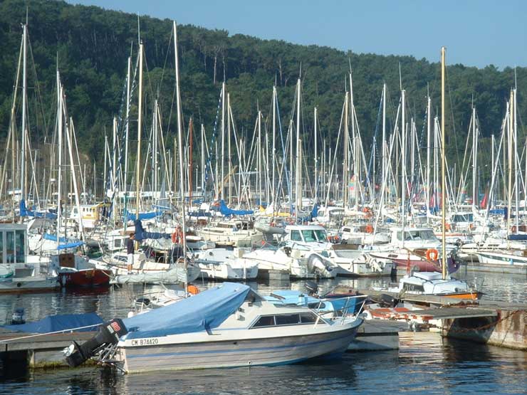 Les bateaux dans le port de plaisance de Morgat, Presqu'ile de Crozon, Finistere