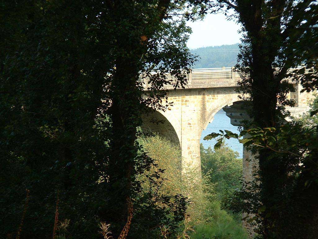 Arrive dans la Presqu'le de Crozon, venant de Brest, le Pont de Terenez, encadr du feuillage du bois des rives 