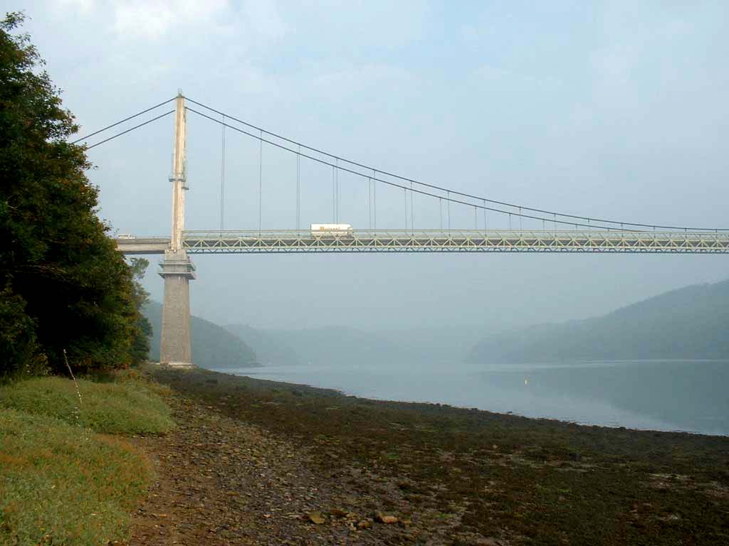 Le Pont de Trnez : Arrive dans la Presqu'le de Crozon, venant de Brest, le Pont de Terenez, passage de vhicules