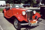 CROZON, voiture de collection, un beau cabriolet rouge MG TD de 1951