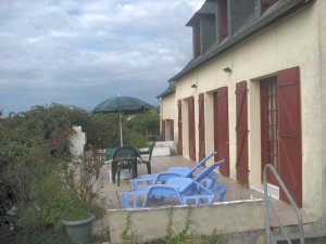 Crozon - Maison de Kervneur - Terrasse  l'arrire donnant sur espace vert