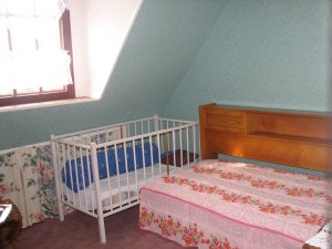 Crozon - Maison de Kervneur - Chambre  l'tage avec lit 1 place + lit bb