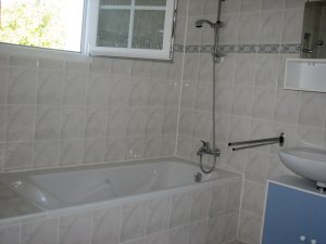 Crozon - Maison de Pen ar Creac'h - Salle de bain avec baignoire et partie douche