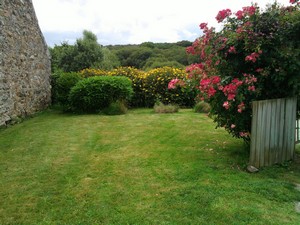 Crozon - Penty de Kron (3p.) - Terrasse et pelouse devant le penty