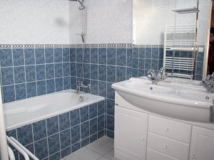 Crozon - Penty de Kergolzec - Salle de bains au rez-de-chausse