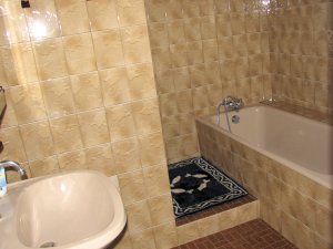 Telgruc - Penty de Kerthomas - Salle de bains avec baignoire et douche